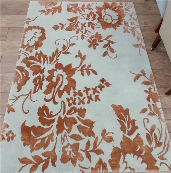 A Rug Company designer rug with gold floral patterning 183 x 122cm
